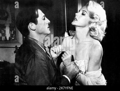 Lloyd Bochner & Carroll Baker Film: Sylvia (1965) Charaktere: Bruce Stamford III & Sylvia: West (Karoki, Kay, Carlyle) Regie: Gordon Douglas 10 February 1965 **WARNUNG** Dieses Foto ist nur für redaktionelle Zwecke bestimmt und unterliegt dem Copyright von PARAMOUNT und/oder des Fotografen, der von der Film- oder Produktionsfirma beauftragt wurde und darf nur von Publikationen im Zusammenhang mit der Bewerbung des oben genannten Films reproduziert werden. Eine obligatorische Gutschrift an PARAMOUNT ist erforderlich. Der Fotograf sollte auch bei Bekanntwerden des Fotos gutgeschrieben werden. Ohne schriftliche Genehmigung der Film Company kann keine kommerzielle Nutzung gewährt werden. Stockfoto