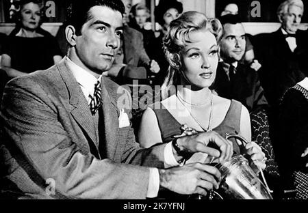 Ray Danton & Karen Steele Film: Aufstieg Und Fall Der Beine Diamond (1964) Charaktere: Jack 'Legs' Diamond & Alice Shiffer Regie: Budd Boetticher 03 February 1960 **WARNUNG** Dieses Foto ist nur für den redaktionellen Gebrauch bestimmt und unterliegt dem Copyright von WARNER und/oder dem Fotografen, der von der Film- oder Produktionsfirma beauftragt wurde, und kann nur von Publikationen im Zusammenhang mit der Bewerbung des oben genannten Films reproduziert werden. Eine obligatorische Gutschrift an WARNER ist erforderlich. Der Fotograf sollte auch bei Bekanntwerden des Fotos gutgeschrieben werden. Ohne schriftliche Genehmigung der Film Company kann keine kommerzielle Nutzung gewährt werden. Stockfoto