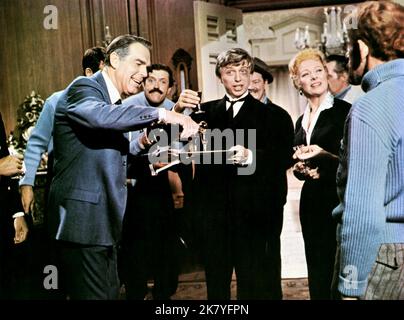 Fred Macmurray, Tommy Steele & Greer Garson Film: Der Glücklichste Millionär (1967) Charaktere: Vater,John Lawless & Mutter Regie: Norman Tokar 23 June 1967 **WARNUNG** Dieses Foto ist nur für den redaktionellen Gebrauch bestimmt und unterliegt dem Copyright von WALT DISNEY und/oder des Fotografen, der von der Film- oder Produktionsfirma beauftragt wurde und darf nur von Publikationen im Zusammenhang mit der Bewerbung des oben genannten Films reproduziert werden. Eine obligatorische Gutschrift an WALT DISNEY ist erforderlich. Der Fotograf sollte auch bei Bekanntwerden des Fotos gutgeschrieben werden. Ohne schriftliche Genehmigung der Film Company kann keine kommerzielle Nutzung gewährt werden. Stockfoto