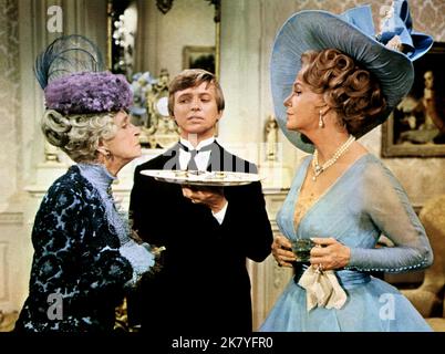 Gladys Cooper, Tommy Steele & Geraldine Page Film: Der Glücklichste Millionär (1960) Charaktere: Tante Mary Drexel,John Lawless & Mrs. Duke Regie: Norman Tokar 23 June 1967 **WARNUNG** Dieses Foto ist nur für den redaktionellen Gebrauch bestimmt und unterliegt dem Copyright von WALT DISNEY und/oder des Fotografen, der von der Film- oder Produktionsfirma beauftragt wurde und darf nur von Publikationen im Zusammenhang mit der Bewerbung des oben genannten Films reproduziert werden. Eine obligatorische Gutschrift an WALT DISNEY ist erforderlich. Der Fotograf sollte auch bei Bekanntwerden des Fotos gutgeschrieben werden. Ohne schriftliche Genehmigung der Fil kann keine kommerzielle Nutzung gewährt werden Stockfoto