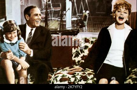 Nancy Howard, Henry Fonda & Lucille Ball Film: Yours, Mine and Ours (USA 1968) Charaktere: Nancy Beardsley,Frank Beardsley & Helen North Beardsley Regie: Melville Shavelson 24 April 1968 **WARNUNG** Dieses Foto ist nur für redaktionelle Verwendung bestimmt und unterliegt dem Copyright von DESILU PRODUCTIONS und/oder dem Fotografen, der von der Film- oder Produktionsfirma beauftragt wurde, und kann nur durch Publikationen im Zusammenhang mit der Bewerbung des oben genannten Films reproduziert werden. Eine obligatorische Gutschrift für DESILU-PRODUKTIONEN ist erforderlich. Der Fotograf sollte auch bei Bekanntwerden des Fotos gutgeschrieben werden. Ohne kann keine kommerzielle Nutzung gewährt werden Stockfoto