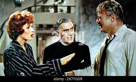 Maureen O'Hara, Leo G. Carroll & Brian Keith Film: The Parent Trap (USA 1961) Charaktere: ,Rez Dr. Mosby & Mitch Evers Direktor: David Swift 12 June 1961 **WARNUNG** Dieses Foto ist nur für redaktionelle Zwecke bestimmt und unterliegt dem Copyright von DISNEY und/oder dem Fotografen, der von der Film- oder Produktionsfirma beauftragt wurde, und kann nur von Publikationen im Zusammenhang mit der Bewerbung des oben genannten Films reproduziert werden. Eine obligatorische Gutschrift an DISNEY ist erforderlich. Der Fotograf sollte auch bei Bekanntwerden des Fotos gutgeschrieben werden. Ohne schriftliche Genehmigung der Film Company kann keine kommerzielle Nutzung gewährt werden. Stockfoto