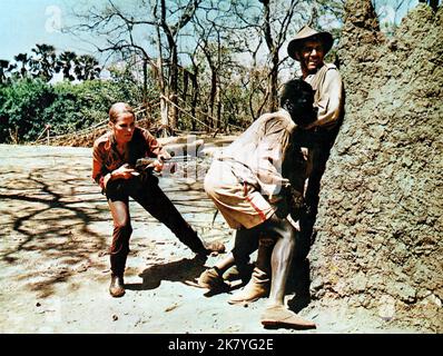 Ursula Andress, Johnny Sekka & George Segal Film: The Southern Star (1960) Charaktere: Erica Kramer,Matakit & Dan Regie: Sidney Hayers 28 May 1969 **WARNUNG** Dieses Foto ist nur für redaktionelle Verwendung bestimmt und unterliegt dem Copyright von COLUMBIA PICTURES und/oder dem Fotografen, der von der Film- oder Produktionsfirma beauftragt wurde und darf nur von Publikationen im Zusammenhang mit der Bewerbung des oben genannten Films reproduziert werden. Eine obligatorische Gutschrift für COLUMBIA PICTURES ist erforderlich. Der Fotograf sollte auch bei Bekanntwerden des Fotos gutgeschrieben werden. Ohne schriftliche Genehmigung der Film Company kann keine kommerzielle Nutzung gewährt werden. Stockfoto