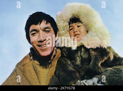 Anthony Quinn Film: The Savage Innocents (1960) Charaktere: Inuk Regie: Nichola Ray 01 March 1960 **WARNUNG** Dieses Foto ist nur für redaktionelle Zwecke bestimmt und unterliegt dem Copyright von PARAMOUNT und/oder des Fotografen, der von der Film- oder Produktionsfirma beauftragt wurde, und kann nur von Publikationen im Zusammenhang mit der Bewerbung des oben genannten Films reproduziert werden. Eine obligatorische Gutschrift an PARAMOUNT ist erforderlich. Der Fotograf sollte auch bei Bekanntwerden des Fotos gutgeschrieben werden. Ohne schriftliche Genehmigung der Film Company kann keine kommerzielle Nutzung gewährt werden. Stockfoto