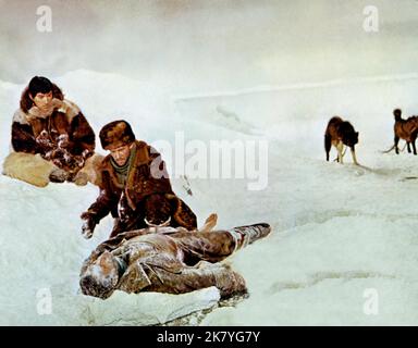 Anthony Quinn & Peter O'Toole Film: The Savage Innocents (1960) Charaktere: Inuk & Regie: Nichola Ray 01 March 1960 **WARNUNG** Dieses Foto ist nur für redaktionelle Zwecke bestimmt und unterliegt dem Copyright von PARAMOUNT und/oder des Fotografen, der von der Film- oder Produktionsfirma beauftragt wurde, und kann nur von Publikationen im Zusammenhang mit der Bewerbung des oben genannten Films reproduziert werden. Eine obligatorische Gutschrift an PARAMOUNT ist erforderlich. Der Fotograf sollte auch bei Bekanntwerden des Fotos gutgeschrieben werden. Ohne schriftliche Genehmigung der Film Company kann keine kommerzielle Nutzung gewährt werden. Stockfoto