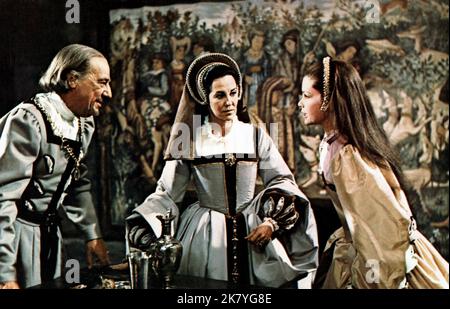 Michael Hordern, Katharine Blake & Genevieve Bujold Film: Anne Of The Thousand Days (1969) Charaktere: Graf Thomas Boleyn,Elizabeth Boleyn & Anne Boleyn Regie: Charles Jarrott 18 December 1969 **WARNUNG** Dieses Foto ist nur für redaktionelle Verwendung bestimmt und unterliegt dem Copyright von UNIVERSAL und/oder dem Fotografen, der von der Film- oder Produktionsfirma beauftragt wurde und darf nur von Publikationen im Zusammenhang mit der Bewerbung des oben genannten Films reproduziert werden. Eine obligatorische Gutschrift an UNIVERSAL ist erforderlich. Der Fotograf sollte auch bei Bekanntwerden des Fotos gutgeschrieben werden. Ohne schriftliche Genehmigung kann keine kommerzielle Nutzung gewährt werden Stockfoto