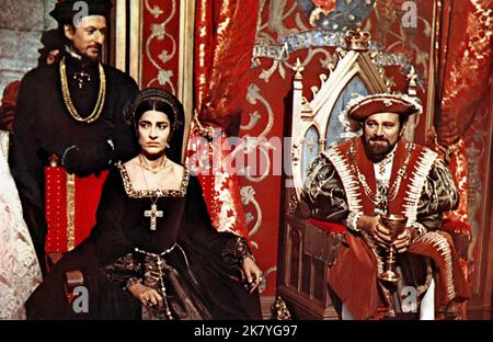 Irene Papas & Richard Burton Film: Anne of the Thousand Days (1969) Charaktere: Queen Katherine of Aragon & King Henry VIII Regie: Charles Jarrott 18 December 1969 **WARNUNG** Dieses Foto ist nur für redaktionelle Verwendung bestimmt und unterliegt dem Copyright von UNIVERSAL und/oder dem Fotografen, der von der Film- oder Produktionsfirma beauftragt wurde und darf nur von Publikationen im Zusammenhang mit der Bewerbung des oben genannten Films reproduziert werden. Eine obligatorische Gutschrift an UNIVERSAL ist erforderlich. Der Fotograf sollte auch bei Bekanntwerden des Fotos gutgeschrieben werden. Ohne schriftliche Genehmigung der Film Company kann keine kommerzielle Nutzung gewährt werden. Stockfoto