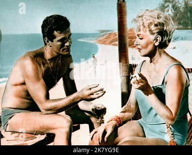 Hugh O'Brian & Lana Turner Film: Love has many Faces (1961) Charaktere: & Kit Jordan Regie: Alexander Singer 24 February 1965 **WARNUNG** Dieses Foto ist nur für redaktionelle Verwendung bestimmt und unterliegt dem Copyright von COLUMBIA und/oder dem von der Film- oder Produktionsfirma beauftragten Fotografen und kann nur von Publikationen im Zusammenhang mit der Bewerbung des oben genannten Films reproduziert werden. Eine obligatorische Gutschrift an COLUMBIA ist erforderlich. Der Fotograf sollte auch bei Bekanntwerden des Fotos gutgeschrieben werden. Ohne schriftliche Genehmigung der Film Company kann keine kommerzielle Nutzung gewährt werden. Stockfoto