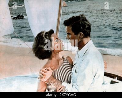 Stefanie Powers & Cliff Robertson Film: Liebe Hat Viele Gesichter (1965) Charaktere: Carol Lambert & Pete Jordon Regie: Alexander Singer 24 February 1965 **WARNUNG** Dieses Foto ist nur für redaktionelle Verwendung bestimmt und unterliegt dem Copyright von COLUMBIA und/oder dem von der Film- oder Produktionsfirma beauftragten Fotografen und kann nur von Publikationen im Zusammenhang mit der Bewerbung des oben genannten Films reproduziert werden. Eine obligatorische Gutschrift an COLUMBIA ist erforderlich. Der Fotograf sollte auch bei Bekanntwerden des Fotos gutgeschrieben werden. Ohne schriftliche Genehmigung der Film Company kann keine kommerzielle Nutzung gewährt werden. Stockfoto