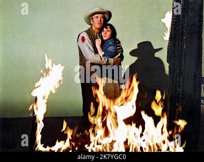 Henry Fonda & Janis Rule Film: Willkommen in harten Zeiten; Killer on A Horse (USA 1967) Charaktere: Mayor will Blue & Regie: Burt Kennedy 01 May 1967 **WARNUNG** Dieses Foto ist nur für redaktionelle Zwecke bestimmt und unterliegt dem Copyright von MGM und/oder dem Fotografen, der von der Film- oder Produktionsfirma beauftragt wurde, und kann nur durch Publikationen im Zusammenhang mit der Bewerbung des oben genannten Films reproduziert werden. Eine obligatorische Gutschrift an MGM ist erforderlich. Der Fotograf sollte auch bei Bekanntwerden des Fotos gutgeschrieben werden. Ohne schriftliche Genehmigung der Film Company kann keine kommerzielle Nutzung gewährt werden. Stockfoto