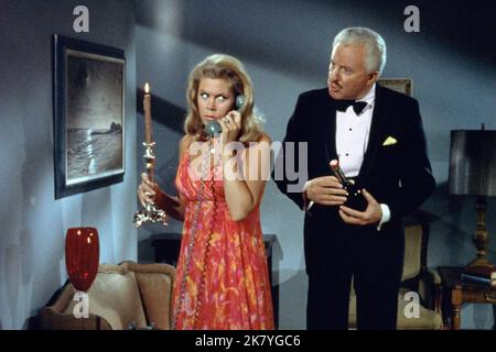 Elizabeth Montgomery Und David White Television: Witched (TV-Serie) USA 1964–1972, 17. September 1964 **WARNUNG** Dieses Foto ist nur für redaktionelle Verwendung bestimmt und unterliegt dem Copyright von ABC und/oder dem von der Film- oder Produktionsfirma beauftragten Fotografen und kann nur durch Publikationen im Zusammenhang mit der Bewerbung des oben genannten Films reproduziert werden. Eine obligatorische Gutschrift an ABC ist erforderlich. Der Fotograf sollte auch bei Bekanntwerden des Fotos gutgeschrieben werden. Ohne schriftliche Genehmigung der Film Company kann keine kommerzielle Nutzung gewährt werden. Stockfoto