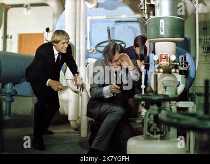 David McCallum & Robert Vaughn Film: The Karate Killers; The man from U.N.C.L.E (USA 1967) Charaktere: Illya Kuryakin & Napoleon Solo / Onkel, 'O.N.K.E.L', 'U.N.C.L.E.' Regie: Barry Shear 07 April 1967 **WARNUNG** Dieses Foto ist nur für redaktionelle Zwecke bestimmt und unterliegt dem Copyright von MGM und/oder dem Fotografen, der von der Film- oder Produktionsfirma beauftragt wurde und darf nur durch Publikationen im Zusammenhang mit der Bewerbung des oben genannten Films reproduziert werden. Eine obligatorische Gutschrift an MGM ist erforderlich. Der Fotograf sollte auch bei Bekanntwerden des Fotos gutgeschrieben werden. Eine kommerzielle Nutzung kann ohne schriftlichen Autor nicht gewährt werden Stockfoto
