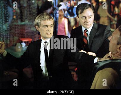 David McCallum & Robert Vaughn Film: The Karate Killers; The man from U.N.C.L.E (USA 1967) Charaktere: Illya Kuryakin & Napoleon Solo / Onkel, 'O.N.K.E.L', 'U.N.C.L.E.' Regie: Barry Shear 07 April 1967 **WARNUNG** Dieses Foto ist nur für redaktionelle Zwecke bestimmt und unterliegt dem Copyright von MGM und/oder dem Fotografen, der von der Film- oder Produktionsfirma beauftragt wurde und darf nur durch Publikationen im Zusammenhang mit der Bewerbung des oben genannten Films reproduziert werden. Eine obligatorische Gutschrift an MGM ist erforderlich. Der Fotograf sollte auch bei Bekanntwerden des Fotos gutgeschrieben werden. Eine kommerzielle Nutzung kann ohne schriftlichen Autor nicht gewährt werden Stockfoto