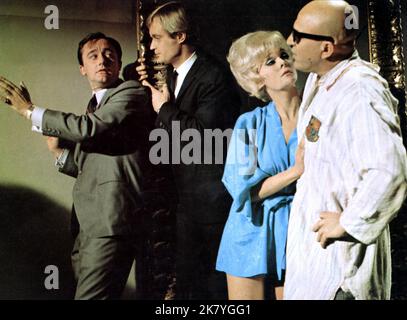 Robert Vaughn, David McCallum, Diane McBain & Telly Savalas Film: The Karate Killers; The man from U.N.C.L.E (USA 1967) Charaktere: Napoleon Solo,Illya Kuryakin,Contessa Margo De Fanzini & Count Valeriano De Fanzini / Onkel, 'O.N.E.K L', 'U.N.C.L.E.' Regie: Barry Shear 07 April 1967 **WARNUNG** Dieses Foto ist nur für redaktionelle Zwecke bestimmt und unterliegt dem Copyright von MGM und/oder dem Fotografen, der von der Film- oder Produktionsfirma beauftragt wurde und darf nur durch Publikationen im Zusammenhang mit der Bewerbung des oben genannten Films reproduziert werden. Eine obligatorische Gutschrift an MGM ist erforderlich. Der Fotograf sollte al Stockfoto