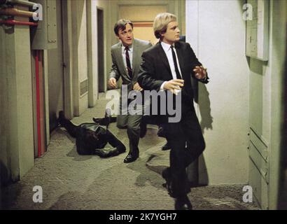 David McCallum & Robert Vaughn Film: The Karate Killers; The man from U.N.C.L.E (USA 1967) Charaktere: Illya Kuryakin & Napoleon Solo / Onkel, 'O.N.K.E.L', 'U.N.C.L.E.' Regie: Barry Shear 07 April 1967 **WARNUNG** Dieses Foto ist nur für redaktionelle Zwecke bestimmt und unterliegt dem Copyright von MGM und/oder dem Fotografen, der von der Film- oder Produktionsfirma beauftragt wurde und darf nur durch Publikationen im Zusammenhang mit der Bewerbung des oben genannten Films reproduziert werden. Eine obligatorische Gutschrift an MGM ist erforderlich. Der Fotograf sollte auch bei Bekanntwerden des Fotos gutgeschrieben werden. Eine kommerzielle Nutzung kann ohne schriftlichen Autor nicht gewährt werden Stockfoto