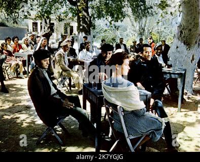 James Darren, David Niven, Gia Scala & Gregory Peck Film: The Guns Of Navarone (1964) Charaktere: Pvt. Spyros Pappadimos,Cpl. Miller, Anna & Capt. Keith Mallory Director: J. Lee Thompson 27 April 1961 **WARNUNG** Dieses Foto ist nur für redaktionelle Zwecke bestimmt und unterliegt dem Copyright von COLUMBIA und/oder des Fotografen, der von der Film- oder Produktionsfirma beauftragt wurde, und kann nur von Publikationen im Zusammenhang mit der Bewerbung des oben genannten Films reproduziert werden. Eine obligatorische Gutschrift an COLUMBIA ist erforderlich. Der Fotograf sollte auch bei Bekanntwerden des Fotos gutgeschrieben werden. Ohne schriftliche A kann keine kommerzielle Nutzung gewährt werden Stockfoto