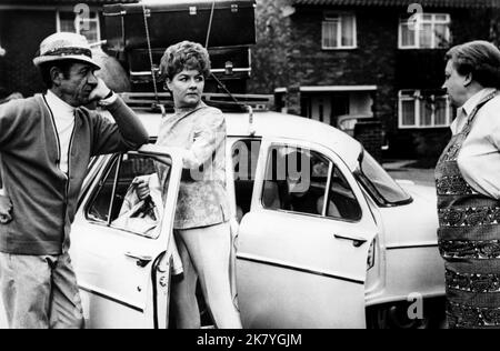 SID James, Joan Sims & Amelia Bayntun Film: Carry On Camping (UK 1969) Charaktere: SID Boggle,Joan Fussey & Mrs. Fussey Regie: Gerald Thomas 29 May 1969 **WARNUNG** Dieses Foto ist nur für redaktionelle Verwendung bestimmt und unterliegt dem Copyright der VON der Film- oder Produktionsfirma beauftragten ORGANISATION und/oder des Fotografen und kann nur durch Publikationen im Zusammenhang mit der Bewerbung des oben genannten Films reproduziert werden. Eine obligatorische Gutschrift an DIE RANGORGANISATION ist erforderlich. Der Fotograf sollte auch bei Bekanntwerden des Fotos gutgeschrieben werden. Eine kommerzielle Nutzung kann ohne schriftliche Genehmigung des nicht gewährt werden Stockfoto