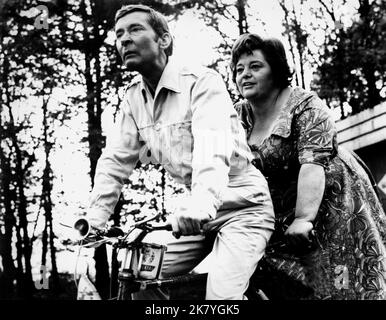 Kenneth Williams & Hattie Jacques Film: Carry On Camping (UK 1969) Charaktere: Doktor Kenneth Soaper & Miss Haggard Regie: Gerald Thomas 29 May 1969 **WARNUNG** Dieses Foto ist nur für redaktionelle Verwendung bestimmt und unterliegt dem Copyright der VON der Film- oder Produktionsfirma beauftragten ORGANISATION und/oder des Fotografen und kann nur durch Publikationen im Zusammenhang mit der Bewerbung des oben genannten Films reproduziert werden. Eine obligatorische Gutschrift an DIE RANGORGANISATION ist erforderlich. Der Fotograf sollte auch bei Bekanntwerden des Fotos gutgeschrieben werden. Ohne schriftliche Genehmigung des Films kann keine kommerzielle Nutzung gewährt werden Stockfoto