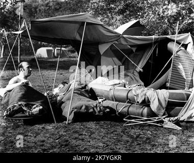 Bernard Bresslaw & Sid James Film: Carry On Camping (UK 1969) Charaktere: Bernie Lugg & Sid Boggle Regie: Gerald Thomas 29 May 1969 **WARNUNG** Dieses Foto ist nur für redaktionelle Verwendung bestimmt und unterliegt dem Copyright der VON der Film- oder Produktionsfirma beauftragten ORGANISATION und/oder des Fotografen und kann nur durch Publikationen im Zusammenhang mit der Bewerbung des oben genannten Films reproduziert werden. Eine obligatorische Gutschrift an DIE RANGORGANISATION ist erforderlich. Der Fotograf sollte auch bei Bekanntwerden des Fotos gutgeschrieben werden. Ohne schriftliche Genehmigung der Film Company kann keine kommerzielle Nutzung gewährt werden. Stockfoto