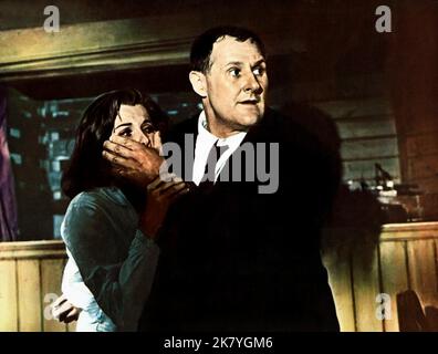 Peter Vaughan & Stefanie Powers Film: Fanatiker; Die! Sterben! Mein Liebling! (UK 1965) Charaktere: Harry & Pat Carroll Regie: Silvio Narizzano 21 March 1965 **WARNUNG** Dieses Foto ist nur für den redaktionellen Gebrauch bestimmt und unterliegt dem Copyright von HAMMERFILMEN und/oder dem Fotografen, der von der Film- oder Produktionsfirma beauftragt wurde, und kann nur von Publikationen im Zusammenhang mit der Bewerbung des oben genannten Films reproduziert werden. Eine obligatorische Gutschrift für DEN HAMMER VON FILMEN ist erforderlich. Der Fotograf sollte auch bei Bekanntwerden des Fotos gutgeschrieben werden. Ohne schriftliche Genehmigung der Film Company kann keine kommerzielle Nutzung gewährt werden. Stockfoto