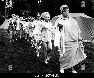 Barbara Windsor & Hattie Jacques Film: Carry On Camping (UK 1969) Charaktere: Babs & Miss Haggard Regie: Gerald Thomas 29 May 1969 **WARNUNG** Dieses Foto ist nur für redaktionelle Verwendung bestimmt und unterliegt dem Copyright der VON der Film- oder Produktionsfirma beauftragten ORGANISATION und/oder des Fotografen und kann nur durch Publikationen im Zusammenhang mit der Bewerbung des oben genannten Films reproduziert werden. Eine obligatorische Gutschrift an DIE RANGORGANISATION ist erforderlich. Der Fotograf sollte auch bei Bekanntwerden des Fotos gutgeschrieben werden. Ohne schriftliche Genehmigung der Film Company kann keine kommerzielle Nutzung gewährt werden. Stockfoto