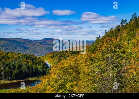 Die Straße schlängelt sich durch die Appalachian Gap, einen Bergpass in den Green Mountains von Vermont, in hellem Herbstlaub Stockfoto