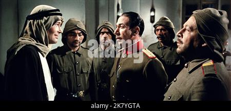 Peter O'Toole & Jose Ferrer Film: Lawrence von Arabien (UK 1962) Charaktere: T.E. Lawrence & Turkish Bey Director: David Lean 10 December 1962 **WARNUNG** Dieses Foto ist nur für den redaktionellen Gebrauch bestimmt und unterliegt dem Copyright von COLUMBIA und/oder dem von der Film- oder Produktionsfirma beauftragten Fotografen.Es kann nur durch Publikationen im Zusammenhang mit der Bewerbung des oben genannten Films reproduziert werden. Eine obligatorische Gutschrift an COLUMBIA ist erforderlich. Der Fotograf sollte auch bei Bekanntwerden des Fotos gutgeschrieben werden. Ohne schriftliche Genehmigung der Film Company kann keine kommerzielle Nutzung gewährt werden. Stockfoto