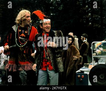 Bernard Bresslaw & Sid James Film: Carry On Camping (UK 1969) Charaktere: Bernie Lugg & Sid Boggle Regie: Gerald Thomas 29 May 1969 **WARNUNG** Dieses Foto ist nur für redaktionelle Verwendung bestimmt und unterliegt dem Copyright der VON der Film- oder Produktionsfirma beauftragten ORGANISATION und/oder des Fotografen und kann nur durch Publikationen im Zusammenhang mit der Bewerbung des oben genannten Films reproduziert werden. Eine obligatorische Gutschrift an DIE RANGORGANISATION ist erforderlich. Der Fotograf sollte auch bei Bekanntwerden des Fotos gutgeschrieben werden. Ohne schriftliche Genehmigung der Film Company kann keine kommerzielle Nutzung gewährt werden. Stockfoto