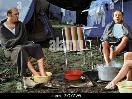 Bernard Bresslaw & Sid James Film: Carry On Camping (UK 1969) Charaktere: Bernie Lugg & Sid Boggle Regie: Gerald Thomas 29 May 1969 **WARNUNG** Dieses Foto ist nur für redaktionelle Verwendung bestimmt und unterliegt dem Copyright der VON der Film- oder Produktionsfirma beauftragten ORGANISATION und/oder des Fotografen und kann nur durch Publikationen im Zusammenhang mit der Bewerbung des oben genannten Films reproduziert werden. Eine obligatorische Gutschrift an DIE RANGORGANISATION ist erforderlich. Der Fotograf sollte auch bei Bekanntwerden des Fotos gutgeschrieben werden. Ohne schriftliche Genehmigung der Film Company kann keine kommerzielle Nutzung gewährt werden. Stockfoto