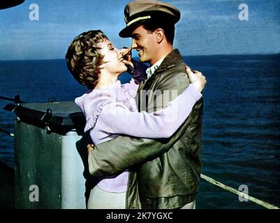 Barbara Eden & Pat Boone Film: All Hands On Deck (1964) Charaktere: Sally Hobson & Lt. Victor 'Vic' Donald Regie: Norman Taurog 30 March 1961 **WARNUNG** Dieses Foto ist nur für den redaktionellen Gebrauch bestimmt und unterliegt dem Copyright von 20. CENTURY FOX und/oder des Fotografen, der von der Film- oder Produktionsfirma beauftragt wurde, und kann nur durch Publikationen im Zusammenhang mit der Bewerbung des oben genannten Films reproduziert werden. Eine obligatorische Gutschrift an 20. CENTURY FOX ist erforderlich. Der Fotograf sollte auch bei Bekanntwerden des Fotos gutgeschrieben werden. Ohne schriftliche Genehmigung der Film Company kann keine kommerzielle Nutzung gewährt werden. Stockfoto