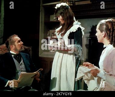 Vincent Price, Sally Geeson & Hilary Heath Film: The Oblong Box (UK 1969) Charaktere: Sir Julian Markham,Sally Baxter, Dr. Neuharts Maid / Sir Julian Markhams Maid & Elizabeth Markham (als Hilary Dwyer) Regie: Gordon Hessler 11 June 1969 **WARNUNG** Dieses Foto ist nur für redaktionelle Zwecke bestimmt und unterliegt dem Copyright von AIP und/oder des Fotografen, der von der Film- oder Produktionsfirma beauftragt wurde, und kann nur von Publikationen im Zusammenhang mit der Bewerbung des oben genannten Films reproduziert werden. Eine obligatorische Gutschrift an AIP ist erforderlich. Der Fotograf sollte auch bei Bekanntwerden des Fotos gutgeschrieben werden. Keine kommerzielle Nutzung Stockfoto