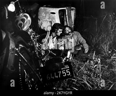 Dennis Hopper & Peter Fonda Film: Easy Rider (USA 1969) Charaktere: Billy & Wyatt Regie: Dennis Hopper 08 May 1969 **WARNUNG** Dieses Foto ist nur für redaktionelle Zwecke bestimmt und unterliegt dem Copyright von COLUMBIA und/oder dem von der Film oder Production Company beauftragten Fotografen und kann nur von Publikationen im Zusammenhang mit der Bewerbung des oben genannten Films reproduziert werden. Eine obligatorische Gutschrift an COLUMBIA ist erforderlich. Der Fotograf sollte auch bei Bekanntwerden des Fotos gutgeschrieben werden. Ohne schriftliche Genehmigung der Film Company kann keine kommerzielle Nutzung gewährt werden. Stockfoto