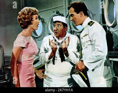 Barbara Eden, Buddy Hackett & Pat Boone Film: All Hands On Deck (1961) Charaktere: Sally Hobson, Kreischender Eagle Garfield & Lt. Victor „Vic“ Donald Regie: Norman Taurog 30 March 1961 **WARNUNG** Dieses Foto ist nur für den redaktionellen Gebrauch bestimmt und unterliegt dem Copyright von 20. CENTURY FOX und/oder des Fotografen, der von der Film- oder Produktionsfirma beauftragt wurde, und kann nur durch Publikationen im Zusammenhang mit der Bewerbung des oben genannten Films reproduziert werden. Eine obligatorische Gutschrift an 20. CENTURY FOX ist erforderlich. Der Fotograf sollte auch bei Bekanntwerden des Fotos gutgeschrieben werden. Ohne schriftliche Genehmigung kann keine kommerzielle Nutzung gewährt werden Stockfoto