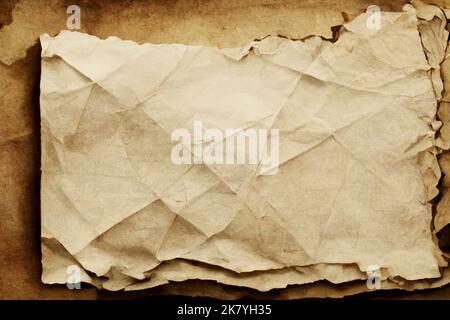 Gealtertes Papier mit abgerissenen Kanten. Grungy Retro-Hintergrund Stockfoto