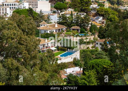 MIJAS, SPANIEN - 2. Oktober 2022: Häuser mit Wasserbecken in Mijas, Spanien am 2. Oktober 2022 Stockfoto