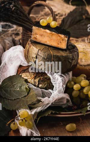 Verschiedene Käsesorten auf rustikalem Holztisch. Hochwertige Fotos Stockfoto