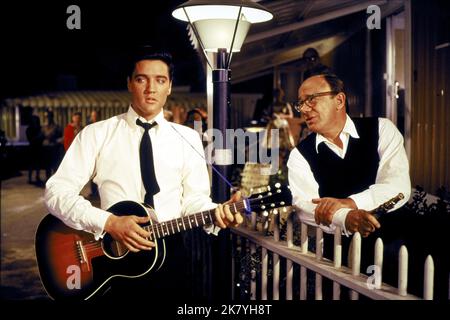 Elvis Presley Film IT Happened at the World's Fair (USA 1963) Regie: Norman Taurog 03 April 1963 **WARNUNG** dieses Foto ist nur für redaktionelle Zwecke bestimmt und unterliegt dem Urheberrecht von MGM und/oder dem Fotografen, der von der Film- oder Produktionsgesellschaft beauftragt wurde. Es kann nur durch Veröffentlichungen in Verbindung mit der Werbung für den oben genannten Film reproduziert werden. Eine obligatorische Gutschrift an MGM ist erforderlich. Der Fotograf sollte ebenfalls angerechnet werden, wenn er bekannt ist. Ohne schriftliche Genehmigung der Film Company kann keine kommerzielle Nutzung gewährt werden. Stockfoto