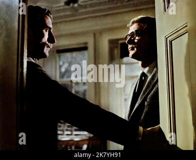 Nigel Green & Michael Caine Film The Ipcress File (1969) Charaktere: Major Dalby & Harry Palmer Regie: Sidney J. Furie 02. Juli 1965 **WARNUNG** dieses Foto ist nur für redaktionelle Zwecke bestimmt und unterliegt dem Urheberrecht von RANG und/oder dem Fotografen, der von der Film or Production Company zugewiesen wurde. Es kann nur durch Veröffentlichungen in Verbindung mit der Promotion des obigen Films reproduziert werden. Für die EINSTUFUNG ist eine erforderliche Gutschrift erforderlich. Der Fotograf sollte ebenfalls angerechnet werden, wenn er bekannt ist. Ohne schriftliche Genehmigung der Film Company kann keine kommerzielle Nutzung gewährt werden. Stockfoto