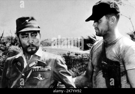 Sessue Hayakawa & Jeffrey Hunter Film: Hell To Eternity (1967) Charaktere: General Matsui & Guy Gabaldon Regie: Phil Karlson 01. August 1960 **WARNUNG** Dieses Foto ist nur für redaktionelle Verwendung bestimmt und unterliegt dem Copyright von ATLANTIC PICTURES und/oder des Fotografen, der von der Film- oder Produktionsfirma beauftragt wurde und darf nur von Publikationen im Zusammenhang mit der Bewerbung des oben genannten Films reproduziert werden. Eine obligatorische Gutschrift für ATLANTIC PICOS ist erforderlich. Der Fotograf sollte auch bei Bekanntwerden des Fotos gutgeschrieben werden. Ohne schriftliche Genehmigung der Film Company kann keine kommerzielle Nutzung gewährt werden. Stockfoto