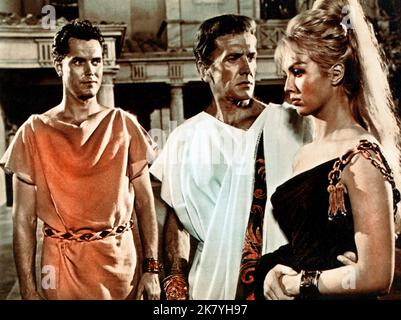 Jeffrey Hunter, Massimo Girotti & Mylene Demongeot Film: Gold für die Caesars; Oro per i Cesari (1960) Regie: Sabatino Ciuffini 09 March 1963 **WARNUNG** Dieses Foto ist nur für den redaktionellen Gebrauch bestimmt und unterliegt dem Copyright von MGM und/oder dem Fotografen, der von der Film- oder Produktionsfirma beauftragt wurde, und kann nur durch Publikationen im Zusammenhang mit der Bewerbung des oben genannten Films reproduziert werden. Eine obligatorische Gutschrift an MGM ist erforderlich. Der Fotograf sollte auch bei Bekanntwerden des Fotos gutgeschrieben werden. Ohne schriftliche Genehmigung der Film Company kann keine kommerzielle Nutzung gewährt werden. Stockfoto