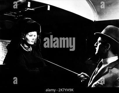 Anita Ekberg & Tony Randall Film: The Alphabet Murders (UK 1965) Charaktere: Amanda Beatrice Cross & Hercule Poirot Regie: Frank Tashlin 01. August 1965 **WARNUNG** Dieses Foto ist nur für redaktionelle Zwecke bestimmt und unterliegt dem Copyright von METRO und/oder dem von der Film- oder Produktionsfirma beauftragten Fotografen.Es kann nur von Publikationen im Zusammenhang mit der Bewerbung des oben genannten Films reproduziert werden. Eine obligatorische Gutschrift für METRO ist erforderlich. Der Fotograf sollte auch bei Bekanntwerden des Fotos gutgeschrieben werden. Ohne schriftliche Genehmigung der Film Company kann keine kommerzielle Nutzung gewährt werden. Stockfoto