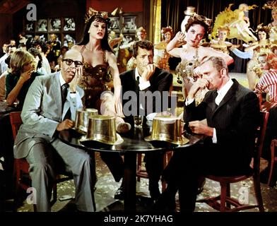 Eddie Foy Jr, Dean Martin & Frank Gorshin Film: Glocken Läuten (1966) Charaktere: ,Jeffrey Moss & Blake Barton Regie: Vincente Minnelli 20 June 1960 **WARNUNG** Dieses Foto ist nur für den redaktionellen Gebrauch bestimmt und unterliegt dem Copyright von MGM und/oder dem Fotografen, der von der Film- oder Produktionsfirma beauftragt wurde, und kann nur durch Publikationen im Zusammenhang mit der Bewerbung des oben genannten Films reproduziert werden. Eine obligatorische Gutschrift an MGM ist erforderlich. Der Fotograf sollte auch bei Bekanntwerden des Fotos gutgeschrieben werden. Ohne schriftliche Genehmigung der Film Company kann keine kommerzielle Nutzung gewährt werden. Stockfoto