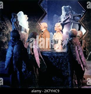 Lionel Jeffries & Martha Hyer Film: First Men In The Moon (1964) Charaktere: Joseph Cavor & Katherine 'Kate' Callender Regie: Nathan Juran 20 November 1964 **WARNUNG** Dieses Foto ist nur für redaktionelle Zwecke bestimmt und unterliegt dem Copyright von COLUMBIA PICTURES und/oder des Fotografen, der von der Film- oder Produktionsfirma beauftragt wurde und darf nur von Publikationen im Zusammenhang mit der Bewerbung des oben genannten Films reproduziert werden. Eine obligatorische Gutschrift für COLUMBIA PICTURES ist erforderlich. Der Fotograf sollte auch bei Bekanntwerden des Fotos gutgeschrieben werden. Ohne schriftliche Genehmigung des Films kann keine kommerzielle Nutzung gewährt werden Stockfoto