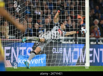 Brugges, Belgien. 19. Okt, 2022. Torwart Jo Coppens (12) von STVV im Bild während eines Fußballspiels der ersten Liga der ersten Liga von Jupiler zwischen dem Club Brugge KV und Sint-Truidense VV am Spieltag 13. in der Saison 2022-2023, am Mittwoch, den 19. Oktober 2022 in Brügge, Belgien. PHOTO SPORTPIX | DAVID CATRY Credit: David Catry/Alamy Live News Stockfoto