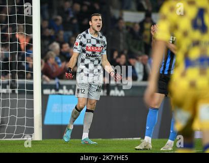 Brugges, Belgien. 19. Okt, 2022. Torwart Jo Coppens (12) von STVV im Bild während eines Fußballspiels der ersten Liga der ersten Liga von Jupiler zwischen dem Club Brugge KV und Sint-Truidense VV am Spieltag 13. in der Saison 2022-2023, am Mittwoch, den 19. Oktober 2022 in Brügge, Belgien. PHOTO SPORTPIX | DAVID CATRY Credit: David Catry/Alamy Live News Stockfoto