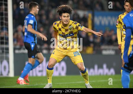 Brugges, Belgien. 19. Oktober 2022. Daiki Hashioka (4) vom STVV, abgebildet während eines Fußballspiels der ersten Liga der belgischen Jupiler Pro League zwischen dem Club Brugge KV und dem Sint-Truidense VV am Spieltag 13. in der Saison 2022-2023, am Mittwoch, dem 19. Oktober 2022 in Brügge, Belgien. PHOTO SPORTPIX | DAVID CATRY Credit: David Catry/Alamy Live News Stockfoto