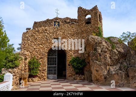 MIJAS, SPANIEN - 2. Oktober 2022: Katholische Kirche - Ermita de la Virgen de la Peña in Mijas, Spanien am 2. Oktober 2022 Stockfoto