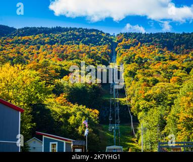 Herbstansicht des Sessellifts im Mad River Glen Ski Resort in Warren, Vermont Stockfoto