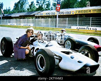 Eva Marie Saint & James Garner Film: Grand Prix (USA 1966) Charaktere: Louise Frederickson & Pete Aron Regie: John Frankenheimer 21. Dezember 1966 **WARNUNG** Dieses Foto ist nur für redaktionelle Zwecke bestimmt und unterliegt dem Copyright von MGM und/oder dem von der Film- oder Produktionsfirma beauftragten Fotografen und kann nur durch Publikationen im Zusammenhang mit der Bewerbung des oben genannten Films reproduziert werden. Eine obligatorische Gutschrift an MGM ist erforderlich. Der Fotograf sollte auch bei Bekanntwerden des Fotos gutgeschrieben werden. Ohne schriftliche Genehmigung der Film Company kann keine kommerzielle Nutzung gewährt werden. Stockfoto