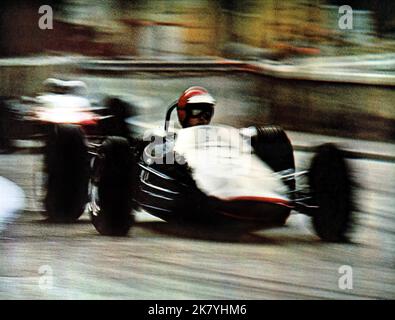 Racing Scene Film: Grand Prix (USA 1966) Regie: John Frankenheimer 21. Dezember 1966 **WARNUNG** Dieses Foto ist nur für redaktionelle Zwecke bestimmt und unterliegt dem Copyright von MGM und/oder dem von der Film- oder Produktionsfirma beauftragten Fotografen und kann nur durch Publikationen im Zusammenhang mit der Bewerbung des oben genannten Films reproduziert werden. Eine obligatorische Gutschrift an MGM ist erforderlich. Der Fotograf sollte auch bei Bekanntwerden des Fotos gutgeschrieben werden. Ohne schriftliche Genehmigung der Film Company kann keine kommerzielle Nutzung gewährt werden. Stockfoto